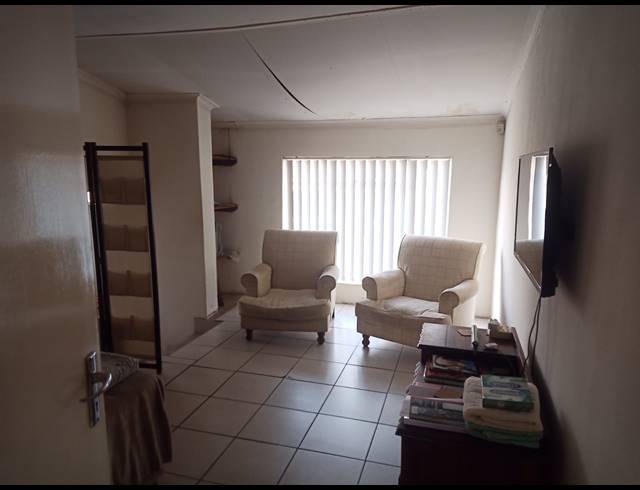 9 BEDROOM FREESTANDING FOR SALE IN KEMPTON PARK WEST